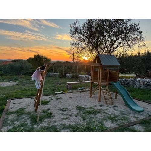 Relax and Unwind: Family-Friendly House near Zadar in Zagrad
