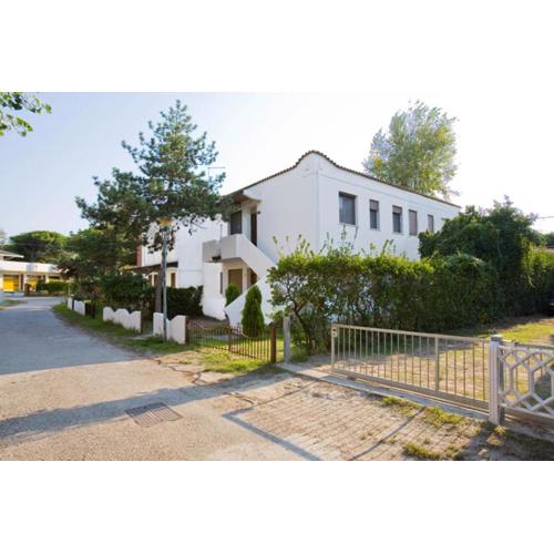 Relax in our flat with garden by the beach