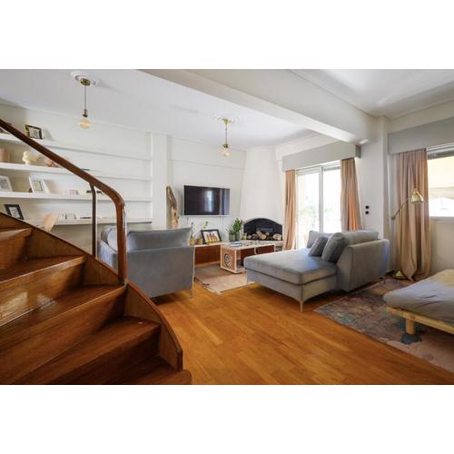 Relaxed Art Deco Maisonette Pagrati