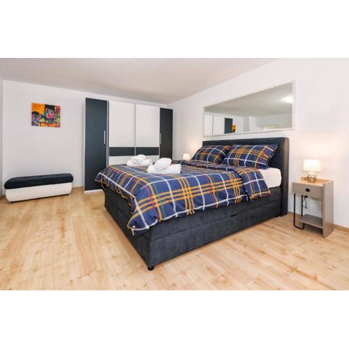 Relaxing 2BD Apartment, Ground Floor - Walk to Old Town