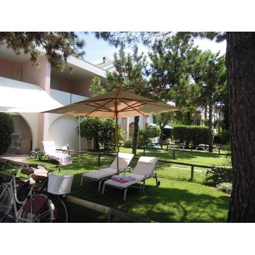 Relaxing apartment with garden and pool