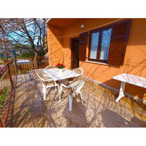 Relaxing apartment with outdoor space in Fazana