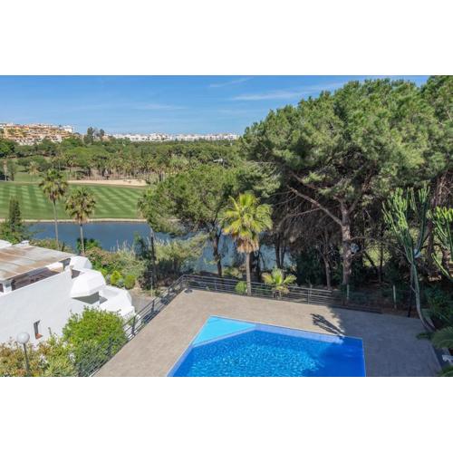 Relaxing Family Retreat with Stunning Golf Views