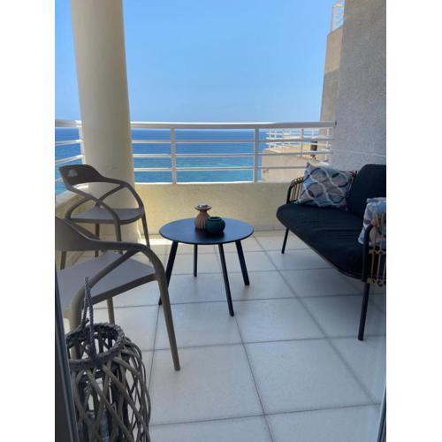 Relaxing modern beachfront apartment - amazing sea view