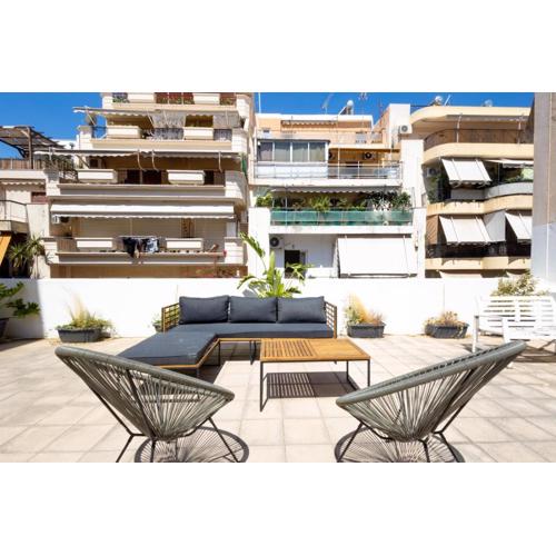 Renovated 5 Bdr House near Acropolis - New Beds, Terrace & Green Yard