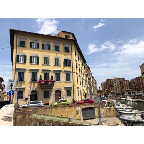 Renovated apartment with 3 bedrooms in an historic palazzo between port and old town