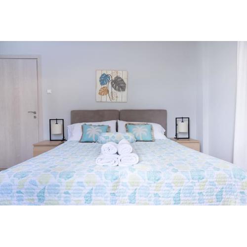 Renovated fully equipped 2 Bedroom cozy Apartment near the sea