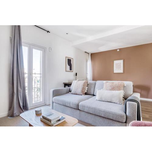 Renovated La Dreta de lEixample 1br w balcony BCN-89
