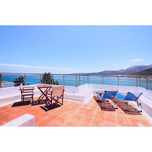 Renovated Maisonette By the Sea w/ Rooftop Terrace