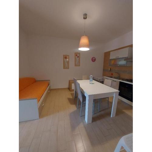 Repräsentative Zwei Zimmer Wohnung Mit Veranda Und Garten