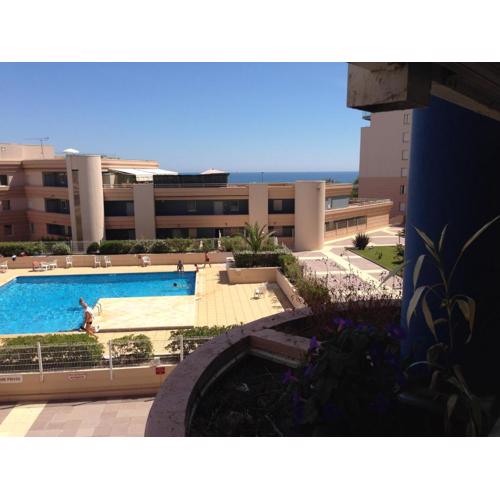 Résidence avec piscine et box, vue sur mer