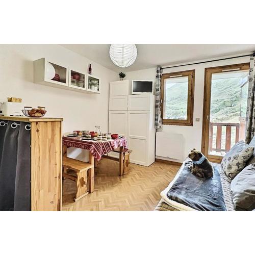 Résidence Divaria - Studio cabine 4 personnes à Tignes au pied des pistes et proche des commerces dans le quartier du Lac. Situé en rez de jardin d\