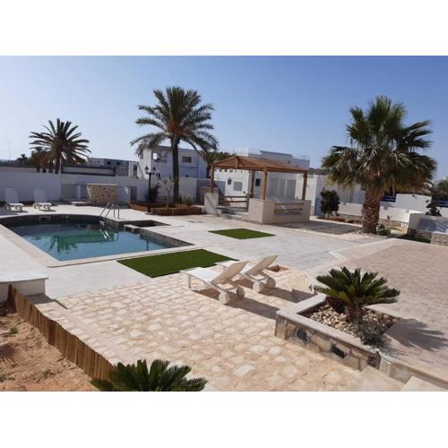 Résidence Mimosas avec piscine et vue de mer