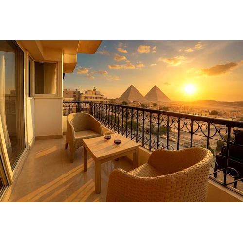 Retro Chic Pyramids View Museum Walking Distance