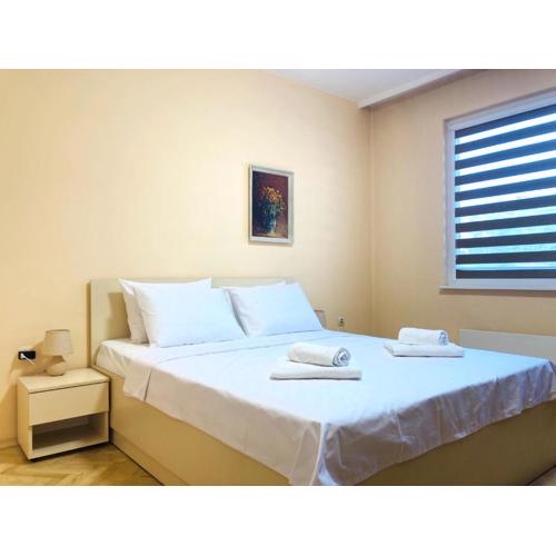Retro Top Centre Apartment with Parking for 6 Guests