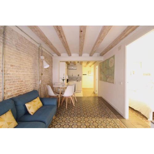 Revamped historic 3 rooms apartment in Barcelona center