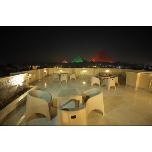 Richard Pyramids inn hotel