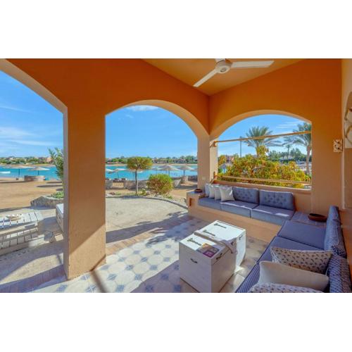 Rihanna apartment direct to the sea
