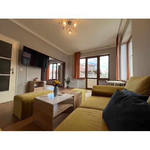 Rio Sunny 2BDR Apt near NDK - Metro - non-stop paid public Parking