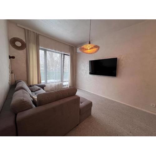 Riverside 1BR Apartment