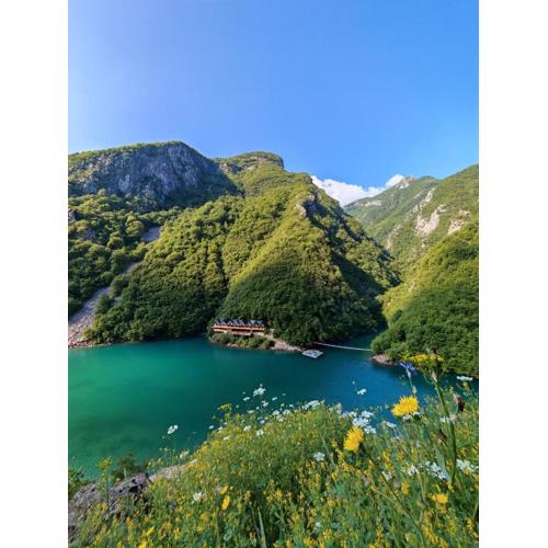 Riverside Komani Lake