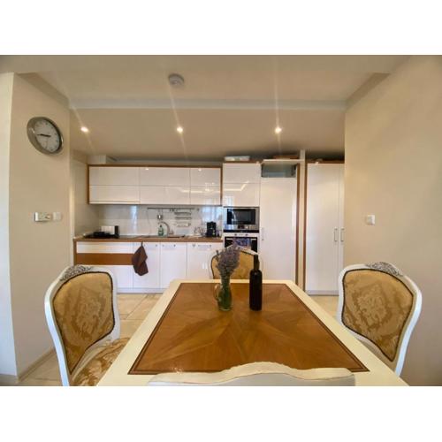 Robinzon Beach 3BD Lux apartment by Flat Mаnager