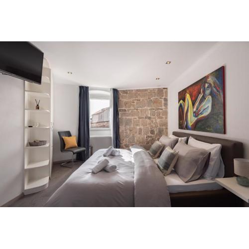 ROKOS SUPERIOR DOWNTOWN ROOMS - comfortable rooms with private bathrooms - perfect location for exploring Diocletian\