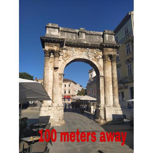 Roman Arch- low budget doublebed room in top center