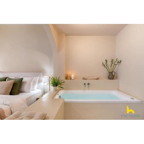 Romantic Luxury Hideaway Near Acropolis with Jacuzzi