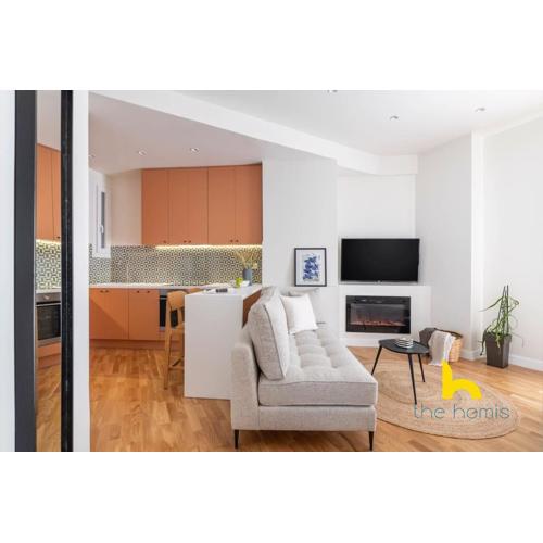 Romantic Nest with Electrical Fireplace near Acropolis