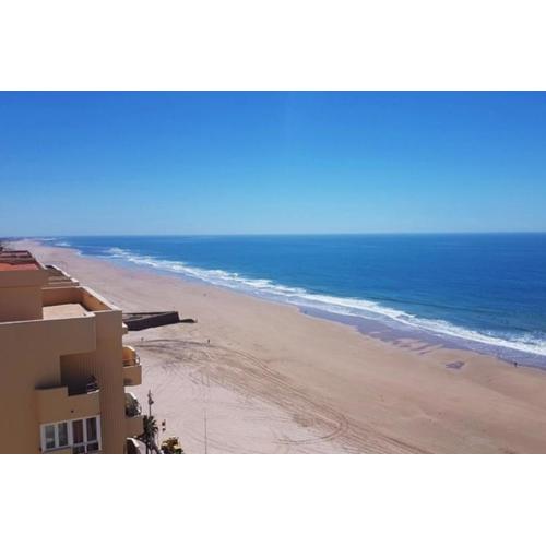 Romántica vista al paseo marítimo de Cádiz