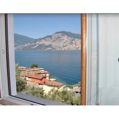 ROMANTICO APPARTAMENTO a CASSONE DI MALCESINE