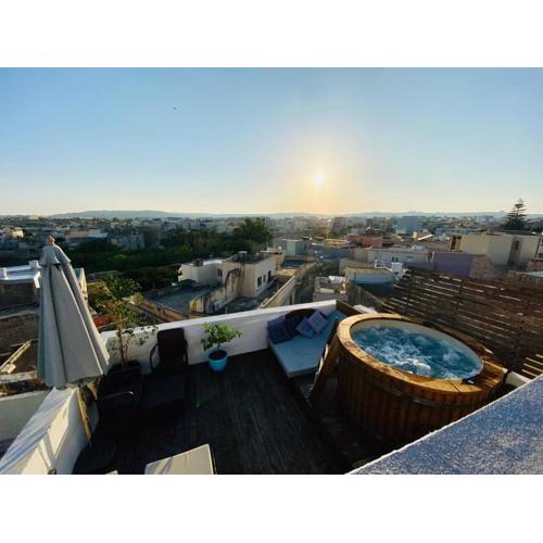 Rooftop Heated Jacuzzi, Fireplace, A Unique Home!