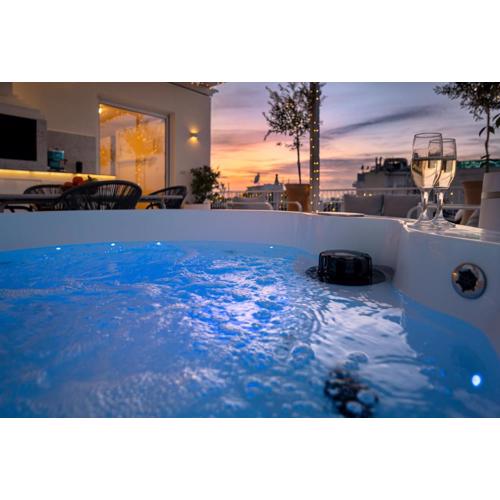 Rooftops of Athens - Areos Studio Jacuzzi & View