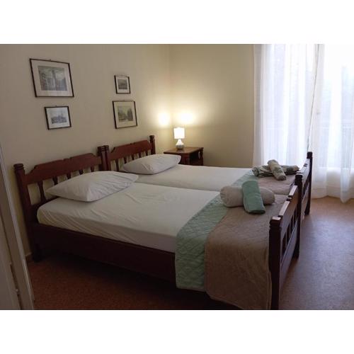 ROOM 2 single beds 5\