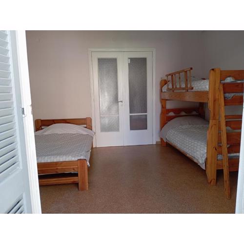 Room for 3 persons bunk bed next to metro