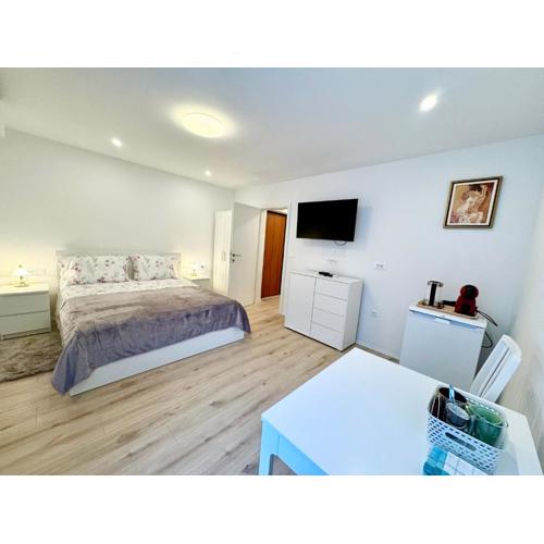 Room Happiness Split