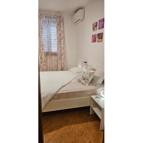 Room Kris with private entrance & private bathroom