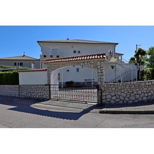 Rooms with a parking space Novi Vinodolski - 21509