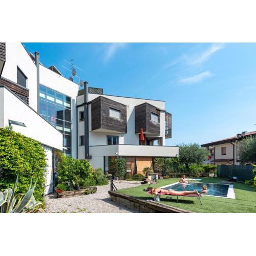 Rosy & Onyx House With Shared Pool