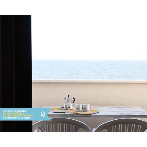 RS324 - Marcelli, trilocale fronte mare con spiaggia inclusa