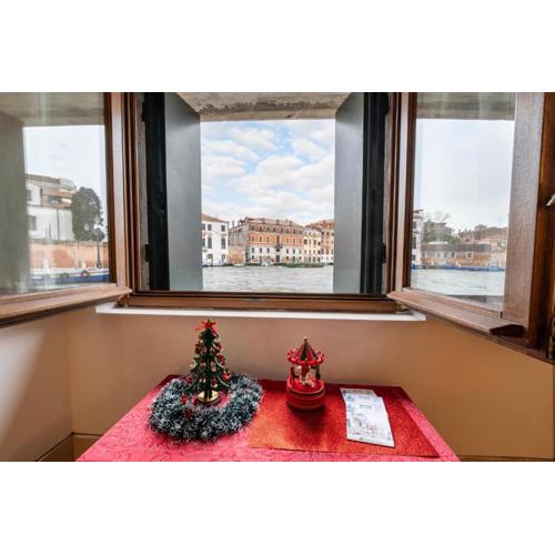 Rubino Flat Canal View