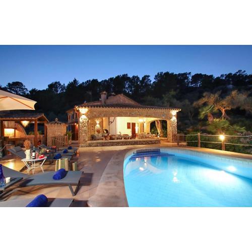 Rustic house recently renovated villa with views to the Pollensa mountains by Renthousing