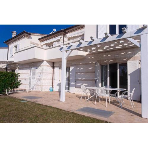 S018 - Sirolo, nuovissimo trilocale in pietra con giardino dx