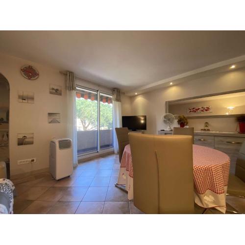 Saint-Maxime Centre: Appartement T2 - 4 Couchages avec Parking et Plage à Pied - FR-1-226-483