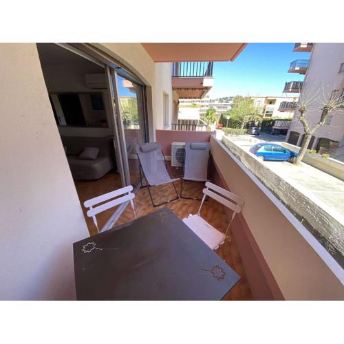 Sainte-Maxime : Studio cabine avec piscine, parking, climatisation et terrasse - FR-1-226-294