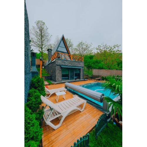 Sakarya Sapanca Memnuniye de 3 Oda1 salon Özel Havuzlu-Jakuzili-Şömineli-Korunaklı 8 Kişilik Bungalov