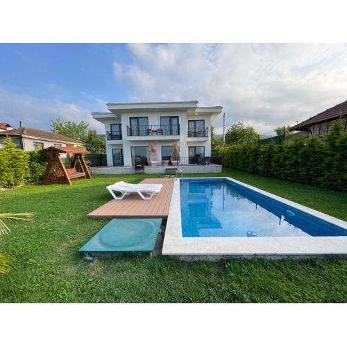 Sakarya Sapanca Ünlüce de 5 oda 1 salon Özel Havuzlu Lux 10 kişilik Tatil Villası