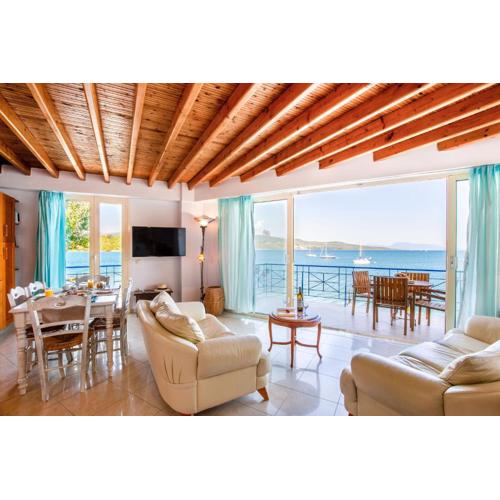 SALTY BREEZE Beachfront Apartment