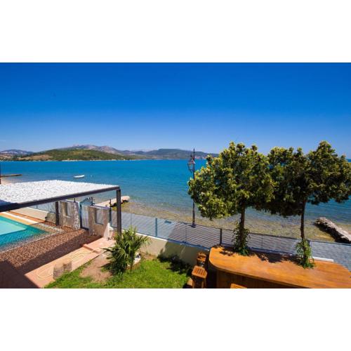 SALTY BREEZE Beachfront Villa